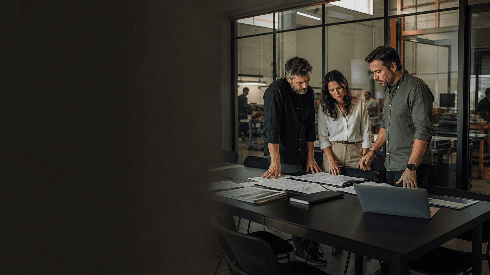 Equipe de uma pequena ou média empresa organizando sua operação comercial